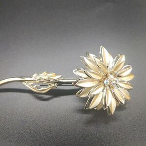 Vintage gold tone sparkly brooch